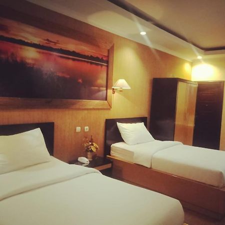 Hotel Kencana レンバン県 エクステリア 写真