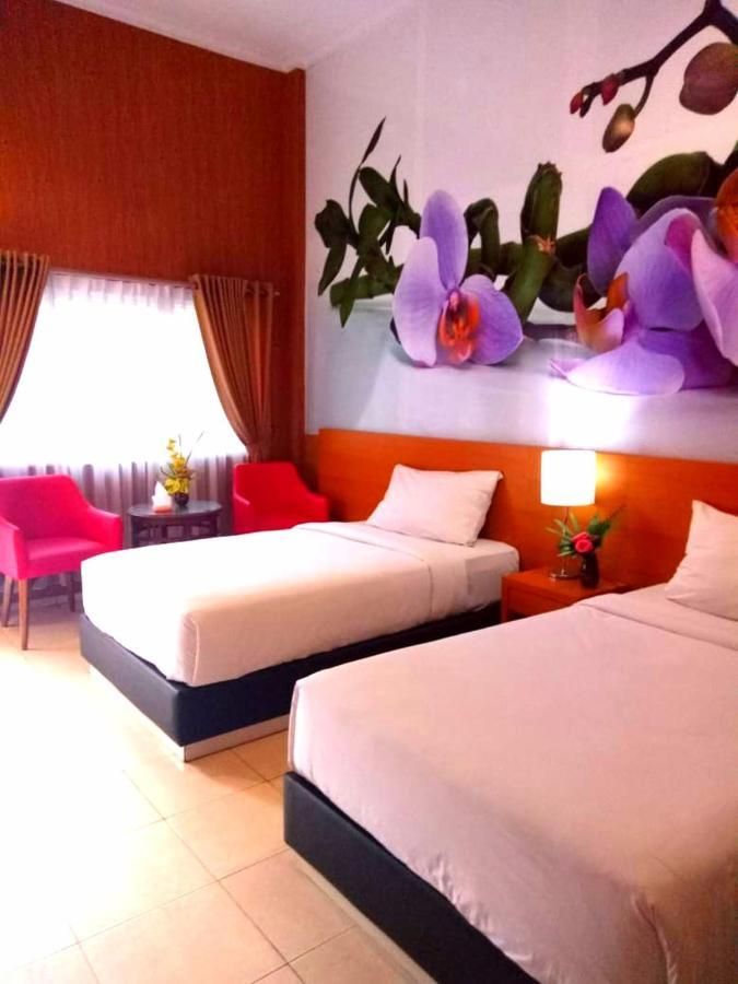 Hotel Kencana レンバン県 エクステリア 写真