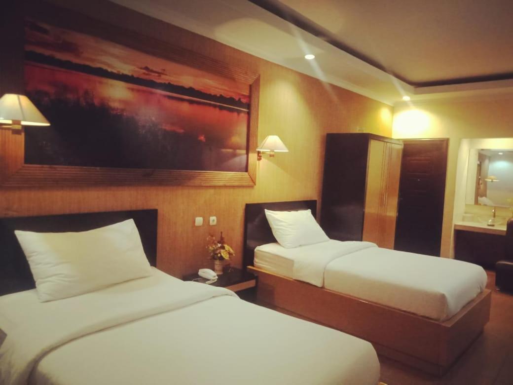 Hotel Kencana レンバン県 エクステリア 写真